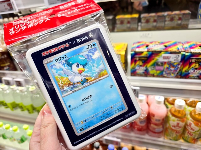 【初日から品薄】BOSSとポケモンカードのコラボキャンペーンがスタート！ 缶コーヒーを飲んでポケカ柄のランチボックスをゲットだぜ！